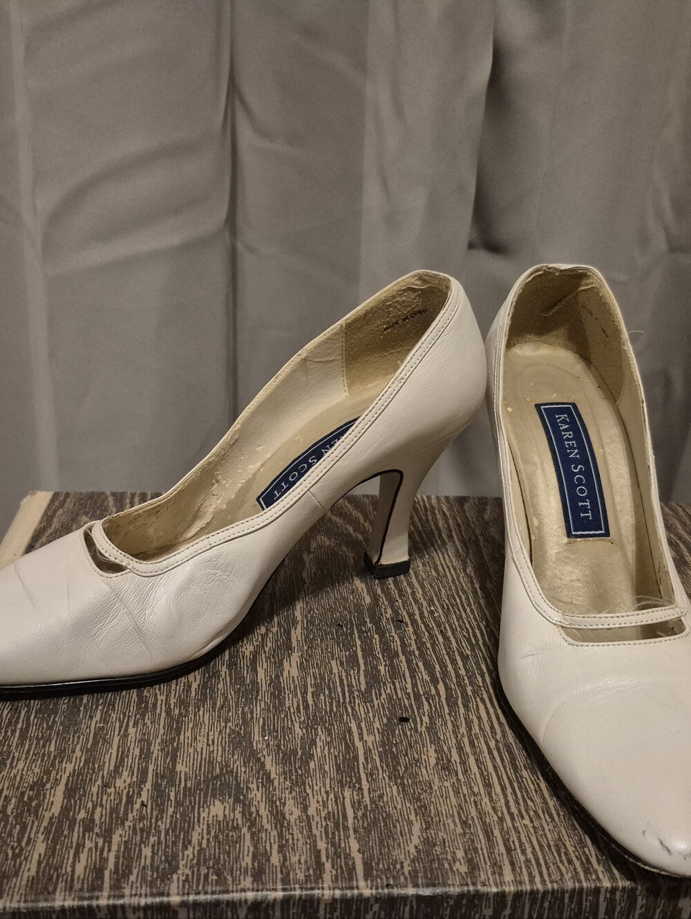 Karen Scott Cream/White Leather Mid-Heel Pumps